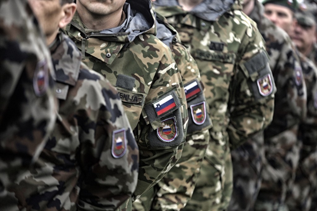 65215615_vojaki-slovenska-vojska-sv-slovenski-vojaska-oprema-uniforma-grb-zastava